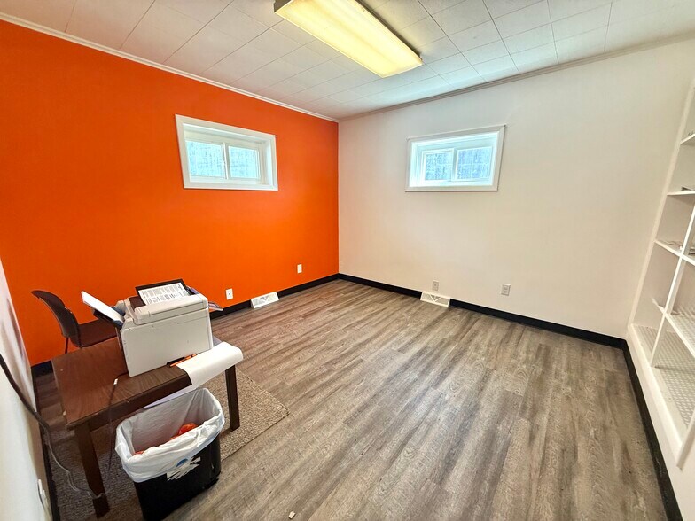 More Photos Of 707 N Lumber St, Bloomington Industrial For Sale