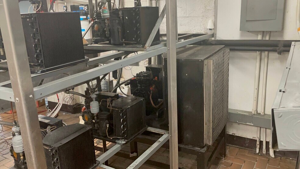 More Photos Of 17431 Dix Rd, Melvindale Fast Food For Lease