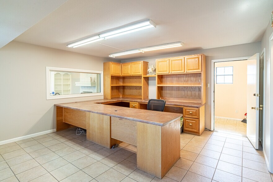 More Photos Of 200 Kings Way, Del Rio Office For Sale