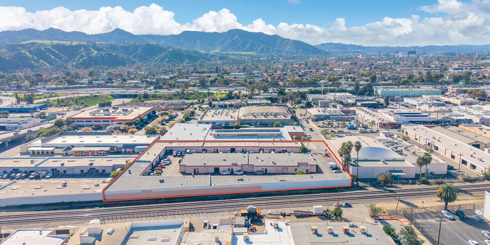 More Photos Of 820-830 Thompson Ave, Glendale Manufacturing For Sale