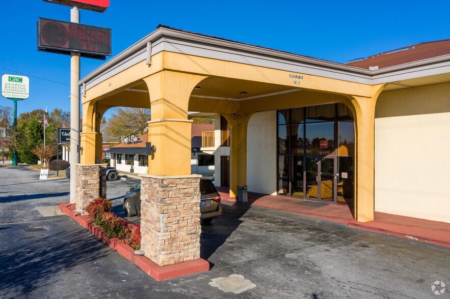 More Photos Of 1616 N Expressway, Griffin Hotel For Sale