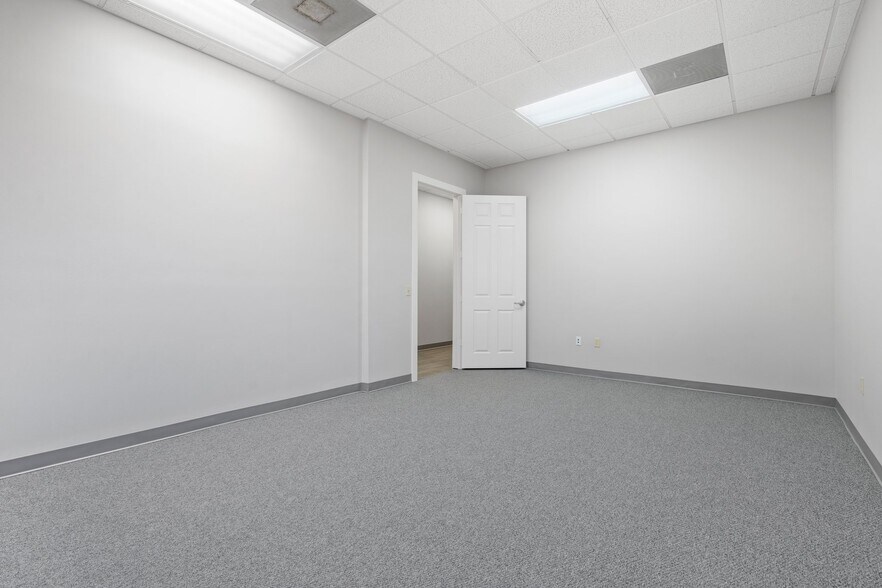 More Photos Of 3607 N Loop 336, Conroe Light Manufacturing For Lease