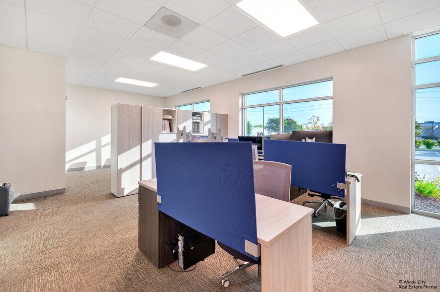 More Photos Of 250 N Schmale Rd, Carol Stream Warehouse For Lease