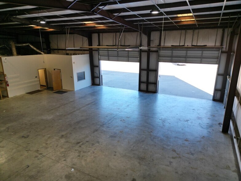 More Photos Of 10205 Windfern Rd, Houston Warehouse For Lease