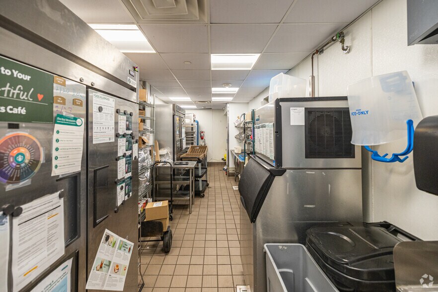 More Photos Of 17-19 Simpson Rd, Columbia Service Station For Lease