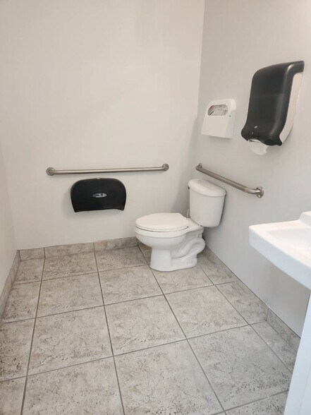 More Photos Of 1011 NW 51st St, Fort Lauderdale Unknown For Lease