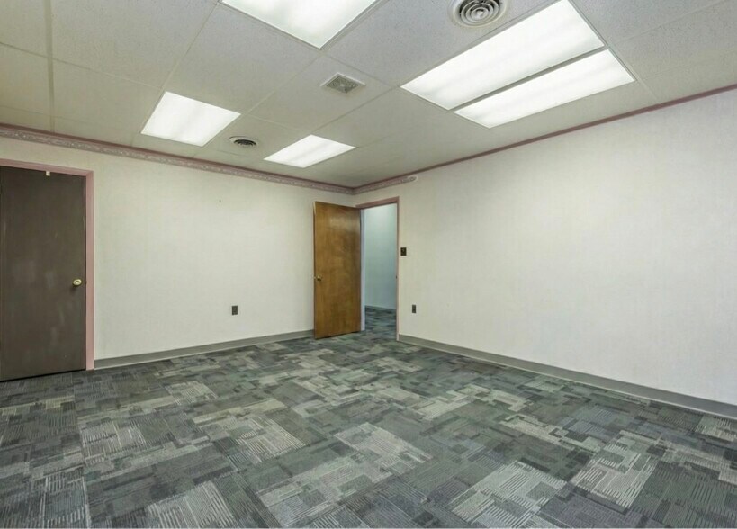 More Photos Of 150 W Rhea Ave, Spring City Medical For Sale