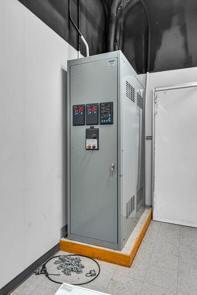 More Photos Of 400 SE Jefferson St, Topeka Flex For Sale