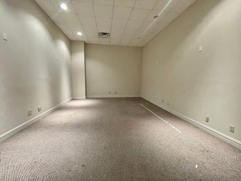 More Photos Of 663-665 N Eastern Blvd, Montgomery Freestanding For Lease