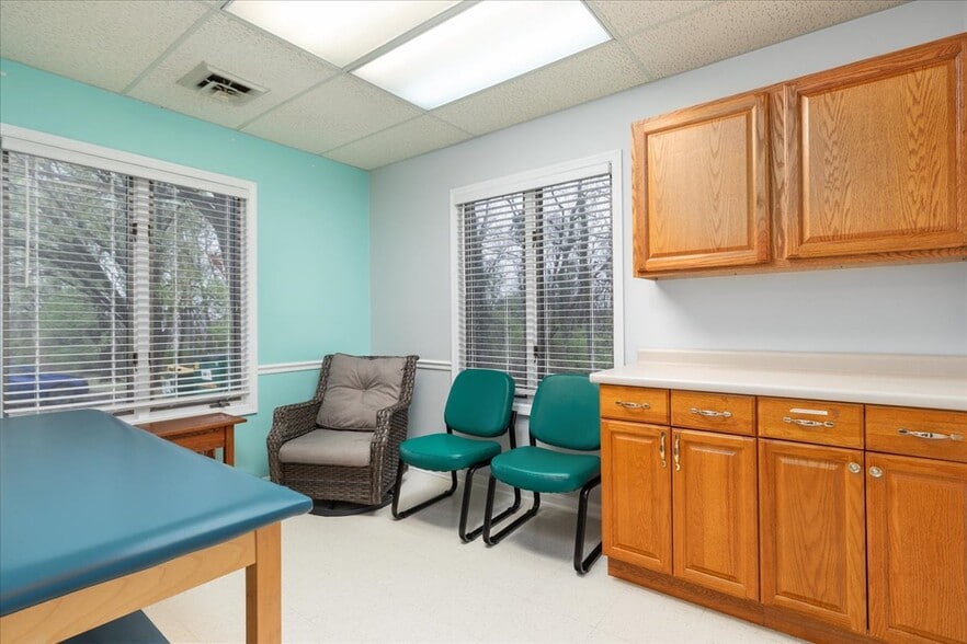 More Photos Of 10623 Crestwood Dr, Manassas Office For Sale