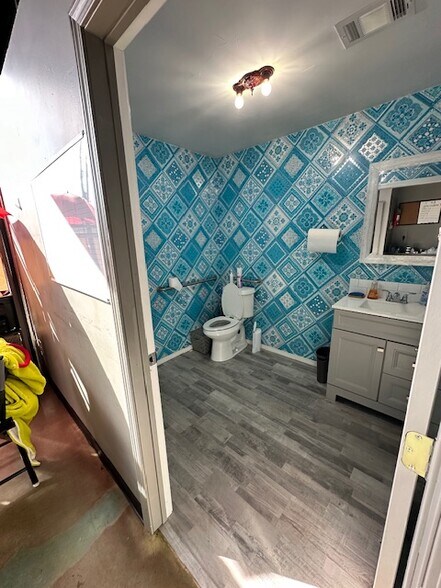More Photos Of 6630-6638 NW 36th St, Bethany Unknown For Lease