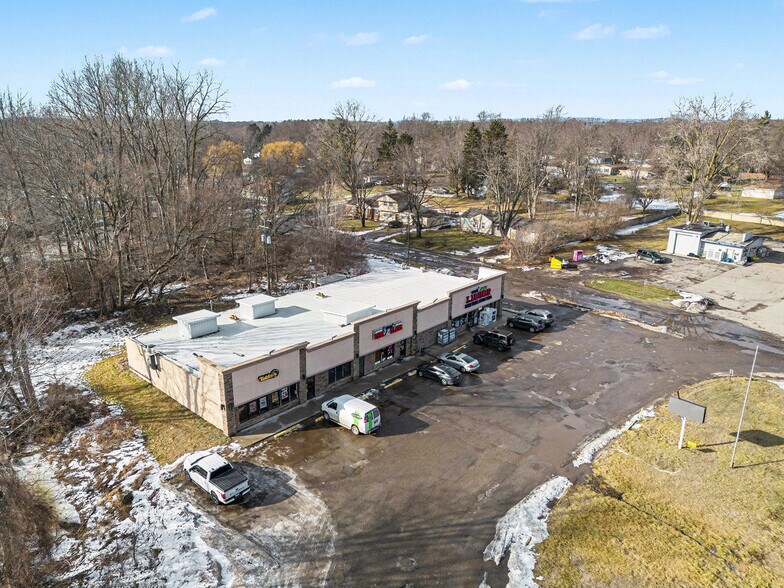 More Photos Of 3898 Joslyn Rd, Lake Orion General Retail For Lease