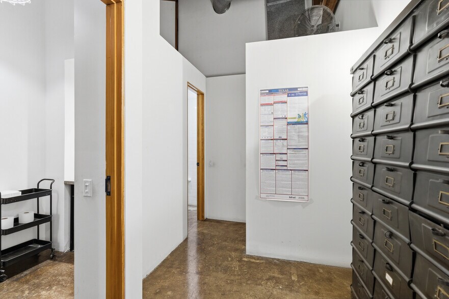 More Photos Of 311-321 Sixth St, San Antonio Office For Sale