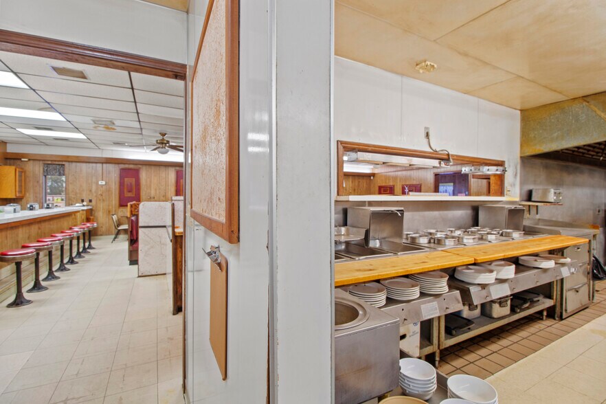 More Photos Of 911 N Broadway Ave, Ada Restaurant For Sale