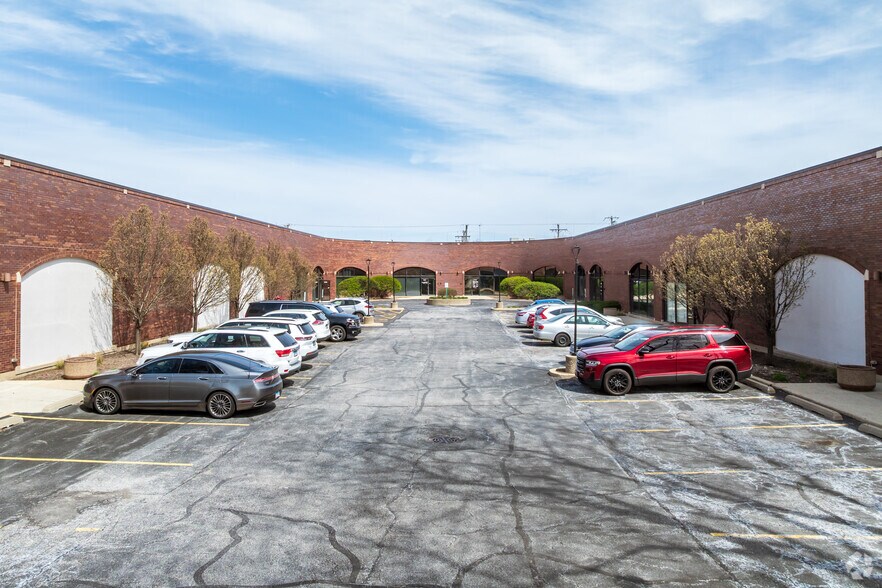 More Photos Of 1900-1960 E Devon Ave, Elk Grove Village Manufacturing For Lease