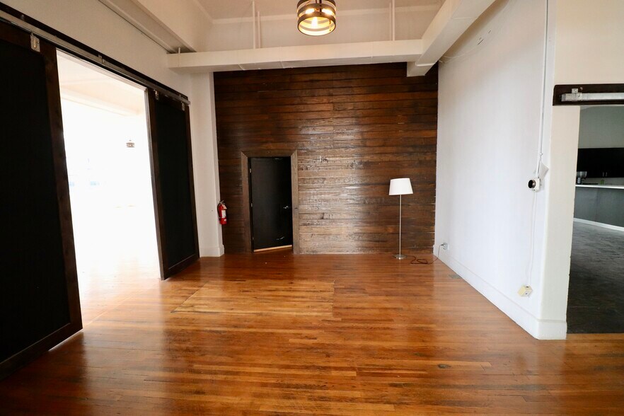 More Photos Of 2030-2036 Main St, Dallas Loft Creative Space For Lease