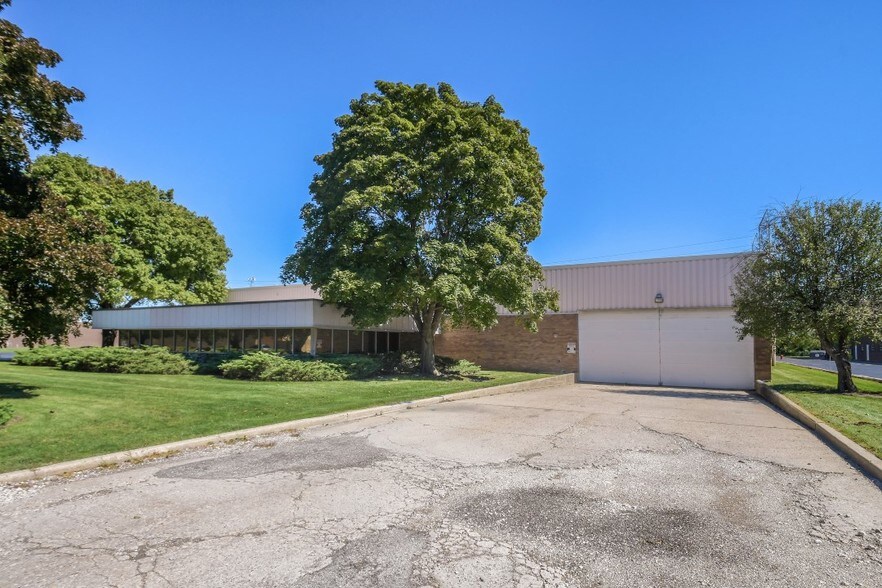 More Photos Of 333 W Washington Blvd, Mundelein Manufacturing For Sale