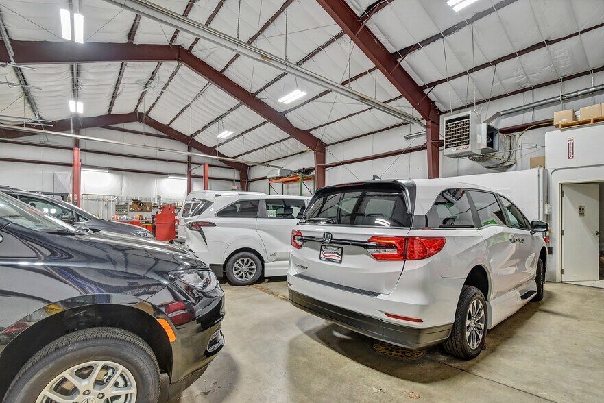 More Photos Of 844 Ontario Rd, Green Bay Showroom For Sale