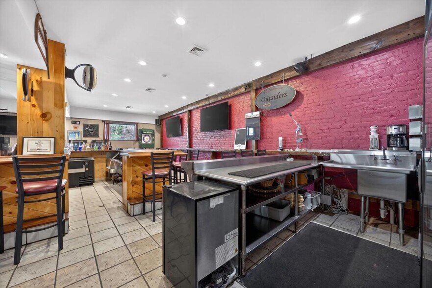 More Photos Of 650-654 S Main St, Wilkes-Barre Bar For Sale