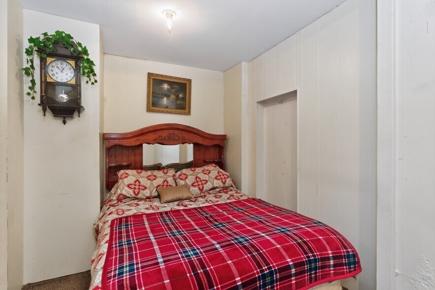 More Photos Of 41 Chestnut St, Amsterdam Storefront Retail Residential For Sale
