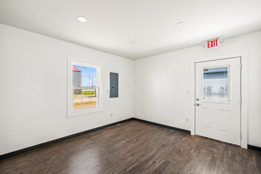 More Photos Of 1809 114 Hwy, Levelland Industrial For Lease