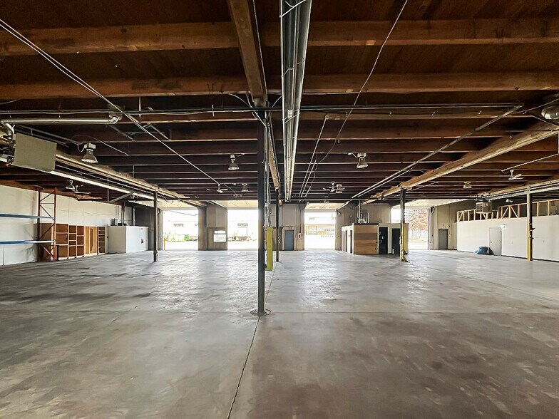 More Photos Of 11318-11320 143rd St NW, Edmonton Service For Lease