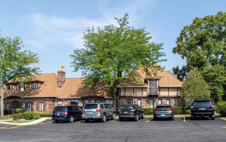 More Photos Of 825 Village Quarter Rd, West Dundee Office Residential For Sale