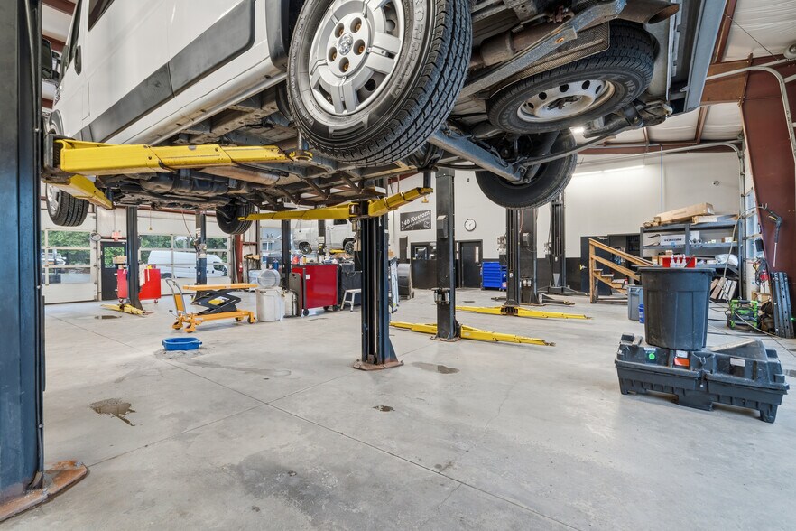 More Photos Of 1097 Eddie Dowling Hwy, North Smithfield Service Station For Sale