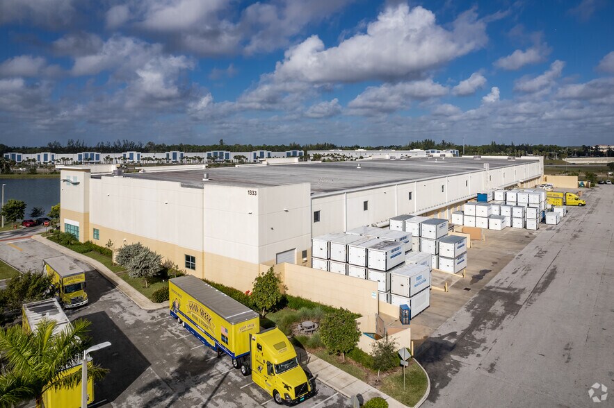 More Photos Of 1315 N Jog, West Palm Beach Distribution For Lease