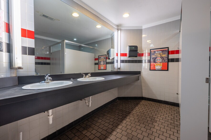 More Photos Of 127 S Broadway St, New Philadelphia Storefront Retail Office For Sale