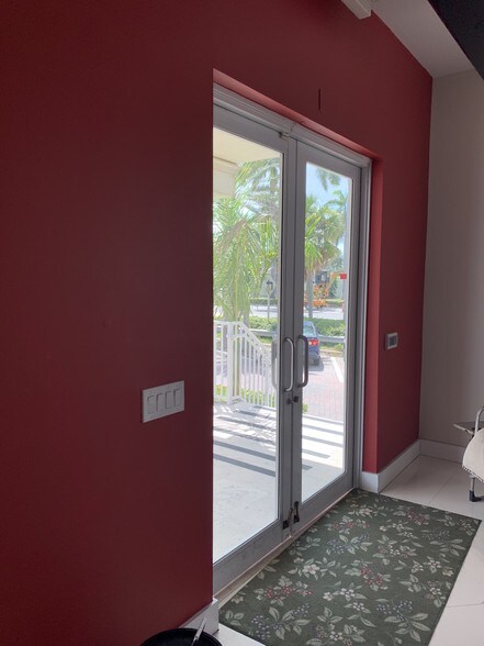 More Photos Of 201 N Ocean Dr, Hollywood Storefront Retail Office For Lease