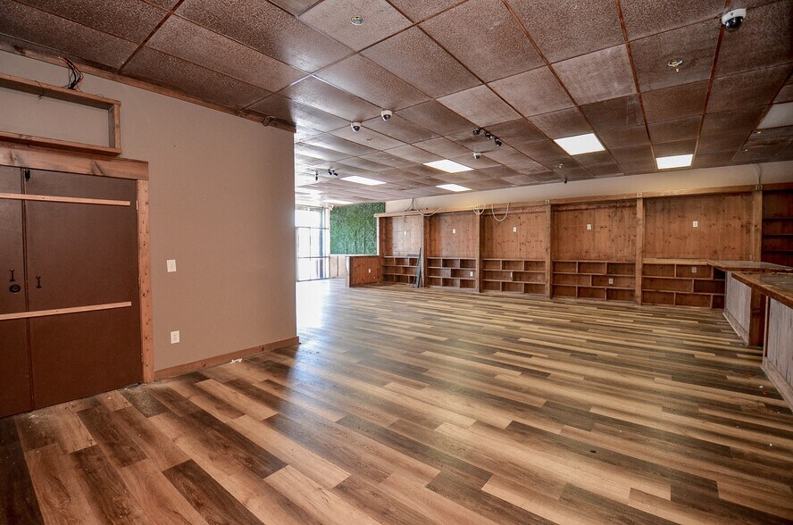 More Photos Of 8050 N Sam Houston Pky W, Houston Storefront For Lease