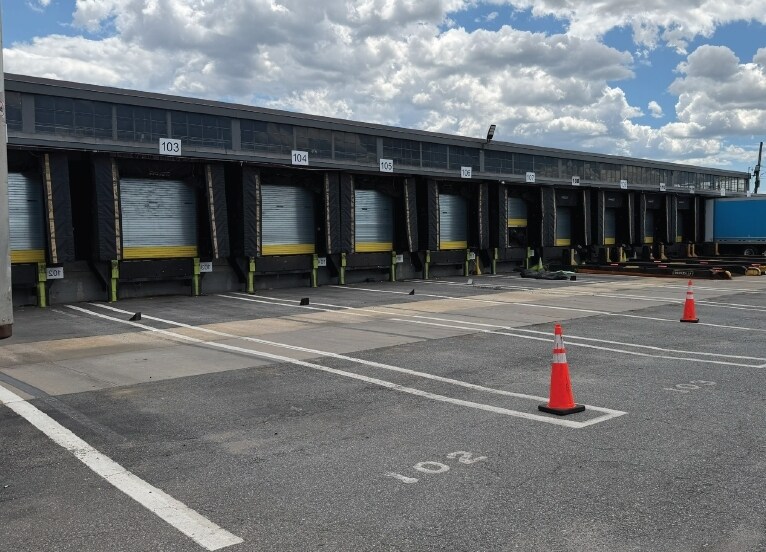More Photos Of 1 Railroad Pl, Maspeth Warehouse For Lease