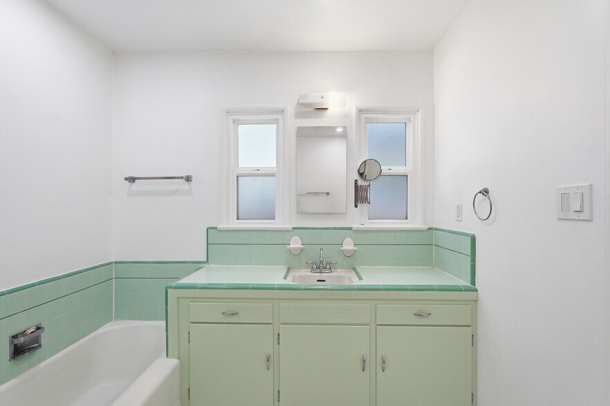 More Photos Of 5236 Bellingham Ave, Valley Village Apartments For Sale