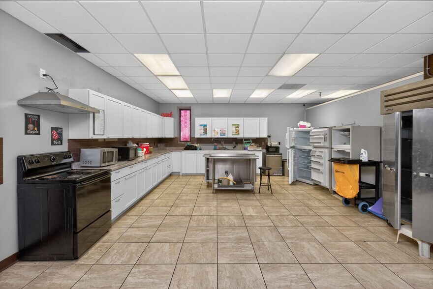 More Photos Of 1017 E 7th St N, Newton Office For Sale