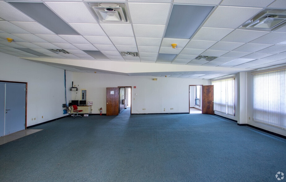 More Photos Of 37 Colonel Lindbergh Ln, Moscow Airport For Sale