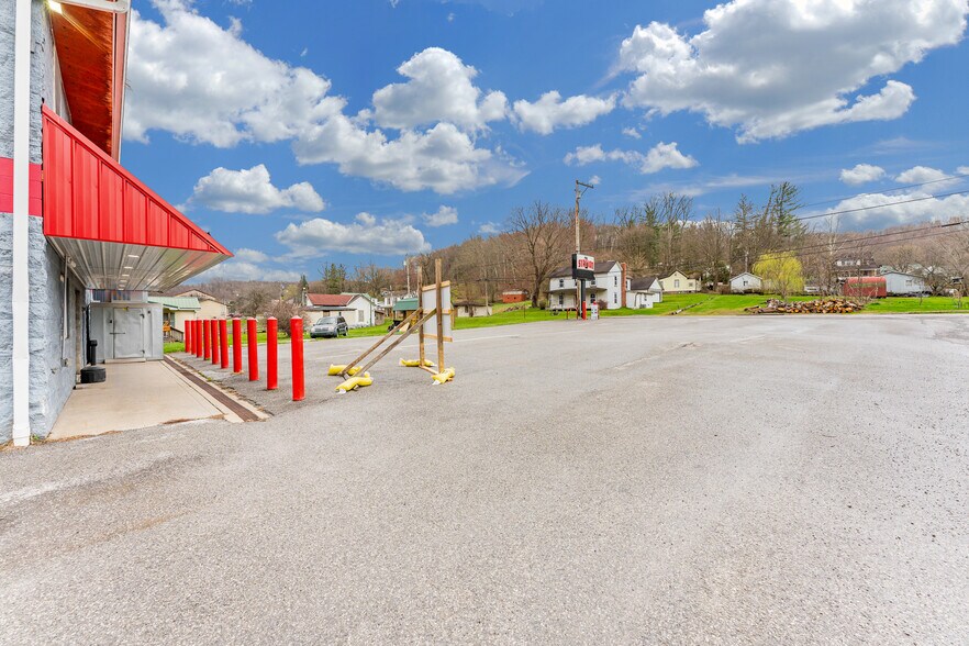 More Photos Of 154 Bridge St, Junior Restaurant For Sale