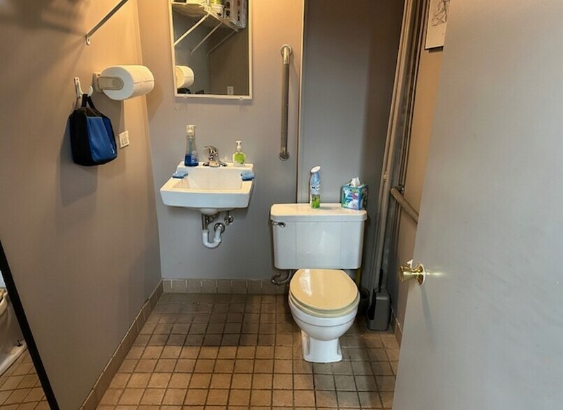 More Photos Of 117 N Main St, Crystal Lake General Retail For Sale