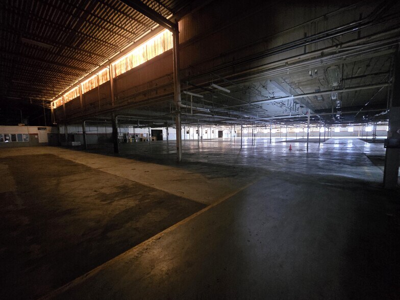 More Photos Of 401 E 5th St, Pinconning Distribution For Sale