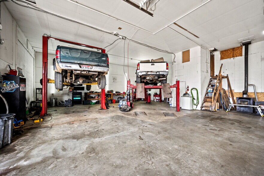 More Photos Of 9719 W F St, Worley Manufacturing For Sale