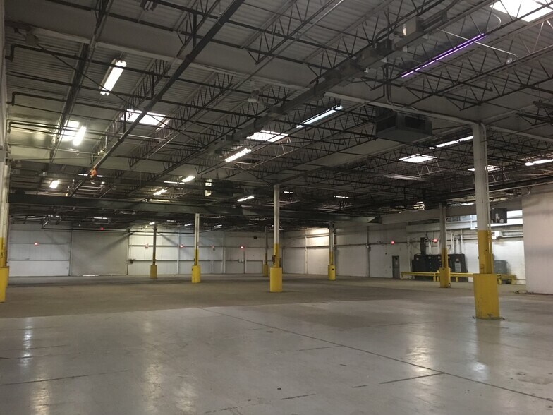 More Photos Of 333 W Washington Blvd, Mundelein Manufacturing For Sale