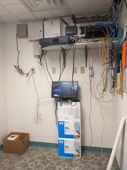 More Photos Of 50 Skeeter, Washington Township Showroom For Lease