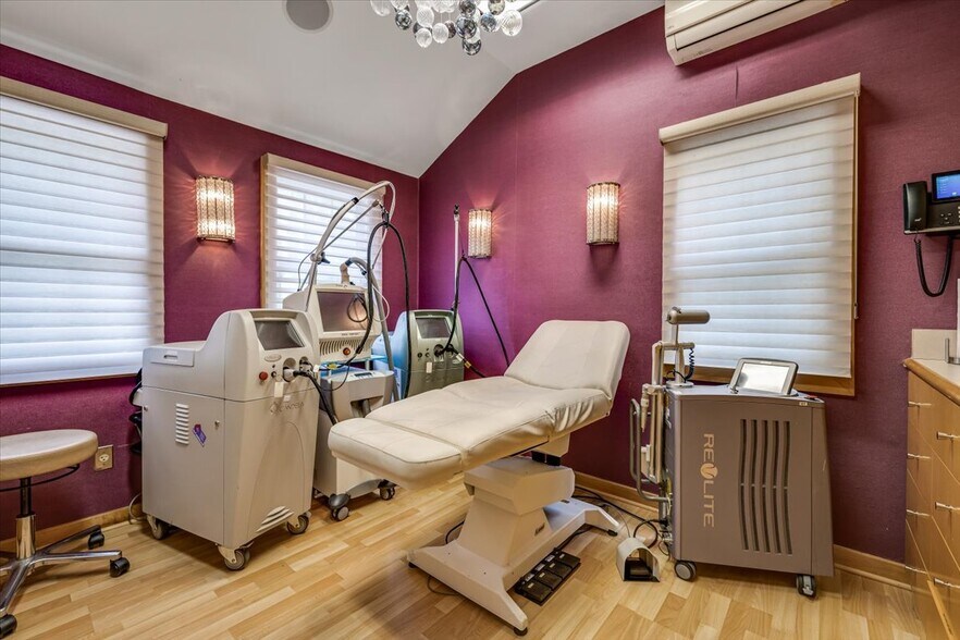 More Photos Of 299 E Northfield Rd, Livingston Medical For Sale