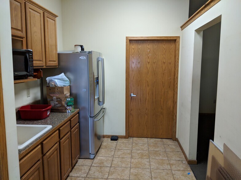 More Photos Of 3228 S West St, Wichita Flex For Lease
