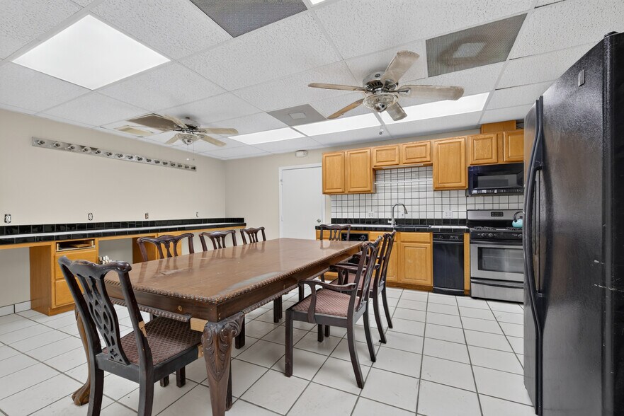 More Photos Of 17100 Indian Canyon Dr, North Palm Springs Office For Sale