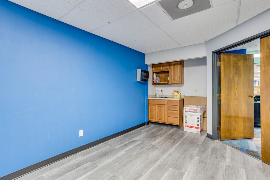 More Photos Of 500 W 1st Ave, Hutchinson Office For Sale