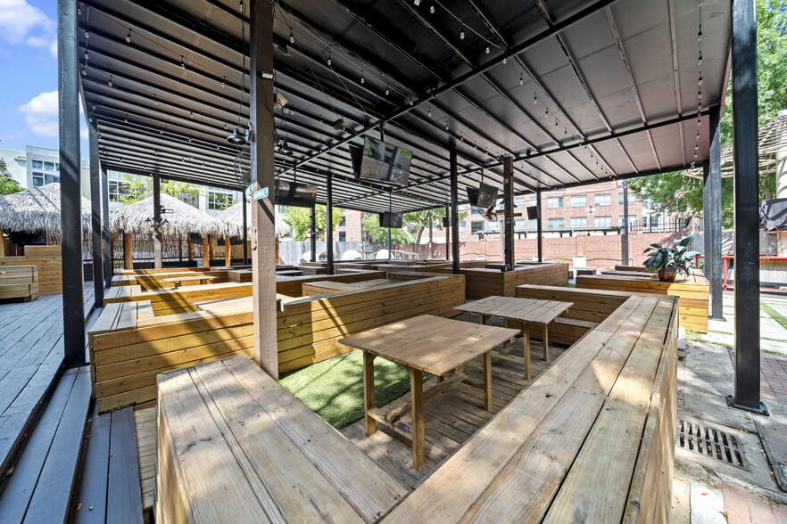 More Photos Of 1916 Baldwin St, Houston Bar For Lease