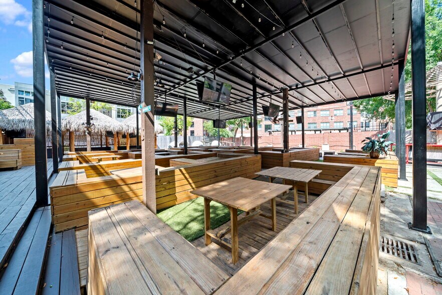 More Photos Of 1916 Baldwin St, Houston Bar For Lease