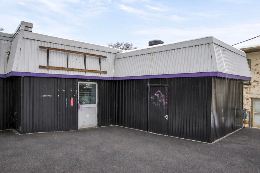 More Photos Of 384 Queen St, Peterborough General Retail For Sale