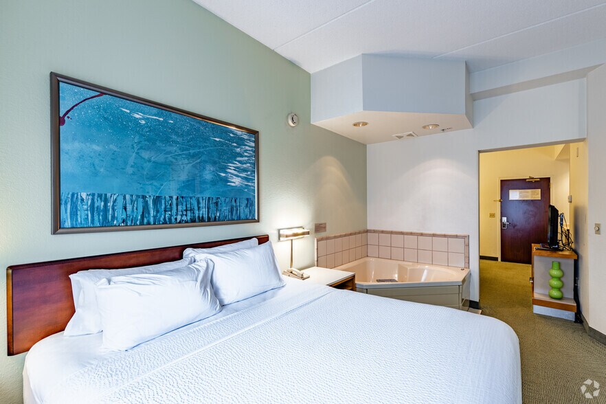 More Photos Of 16 Trinity Point Dr, Washington Hotel For Sale